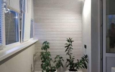 Отделка балкона пластиковой вагонкой